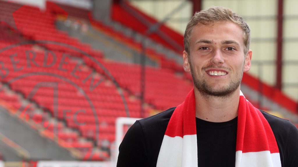 Manchester United striker joins Aberdeen on loan